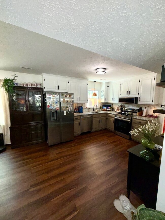 Building Photo - 4 Bed 1 Bath Home for Rent in Newport News!