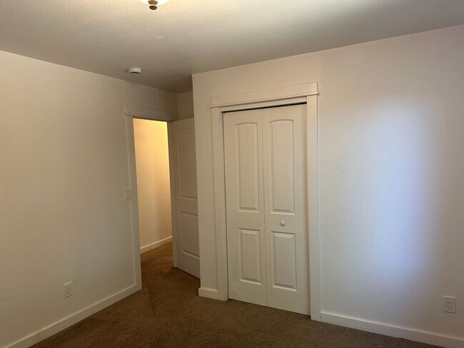 Building Photo - Updated 4 bedroom 2 bath house in Eugene!
