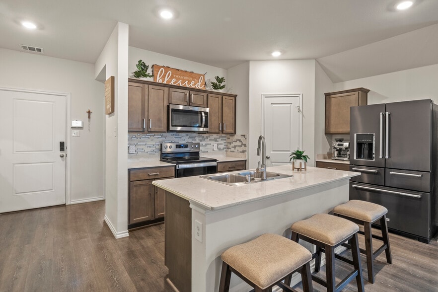 Building Photo - 2038 Croton Ave