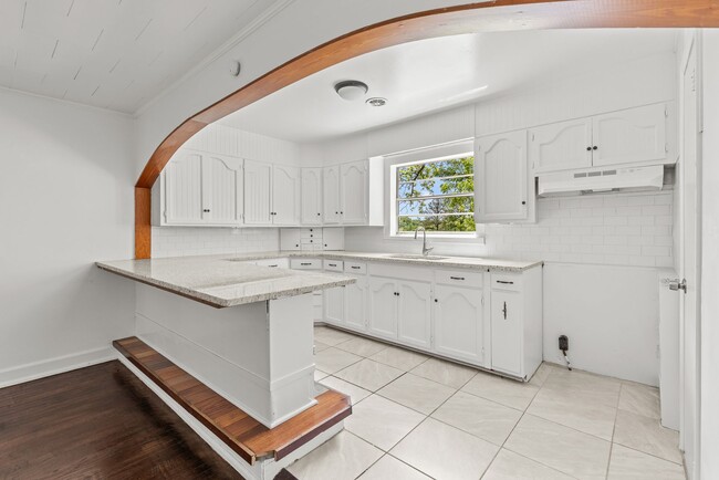 Building Photo - Beautifully Renovated 4 Bedroom 2 Bath Hom...