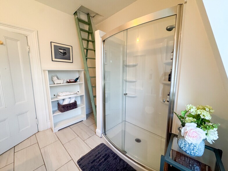 Building Photo - 39 Cypress St