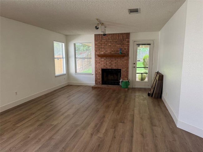 Building Photo - 709 Shade Tree Dr