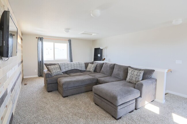 Building Photo - BEAUTIFUL 3BD HOME WITH LUXURY UPGRADES IN...