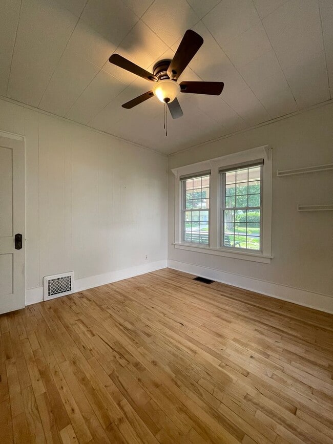 Building Photo - Three Bedroom Home in Kalamazoo