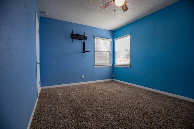 Building Photo - Charming 3 bedroom, 2 bath