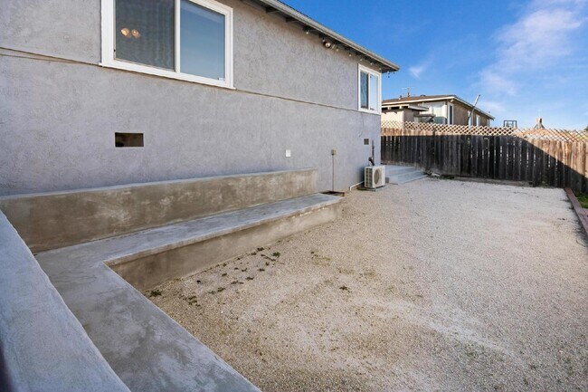 Building Photo - Mission Valley/Linda Vista 2 Bed Updated home with mountain views