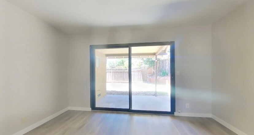 Building Photo - 607 Peach Ct