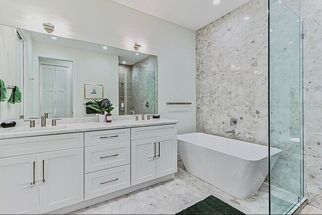 Building Photo - 436 Monroe Dr