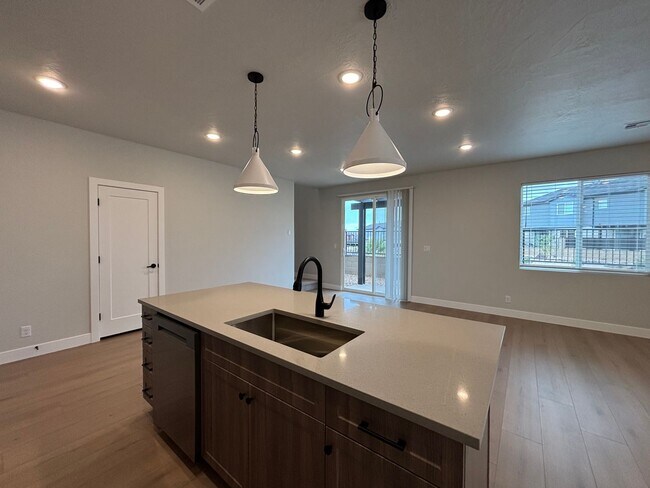 Building Photo - BRAND NEW END TOWNHOME FOR RENT!