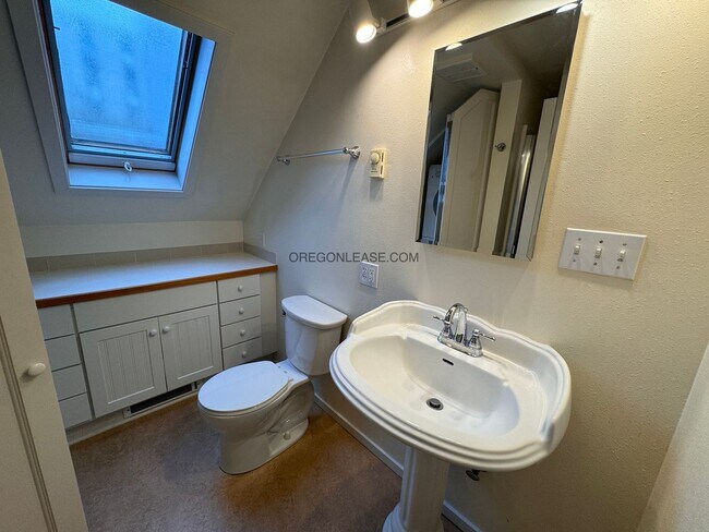 Building Photo - 2 Bedroom 1 bath downtown apartment availa...