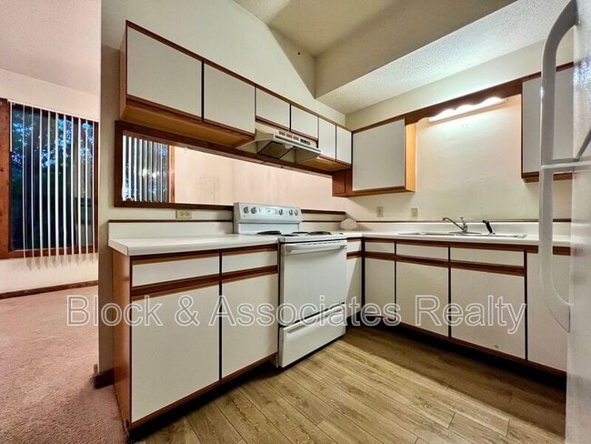 Building Photo - 1419 King Charles Dr