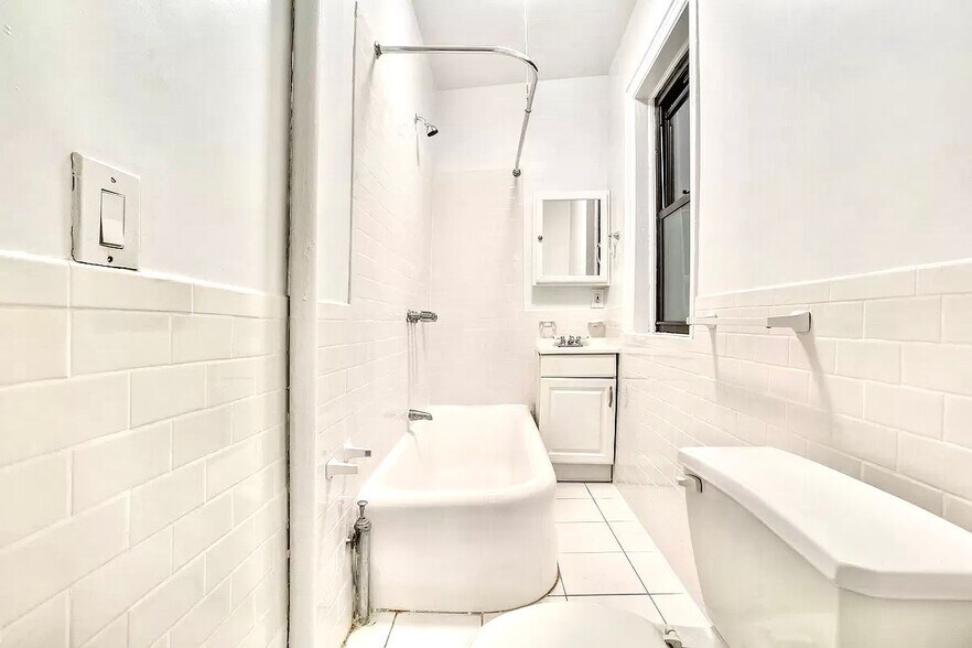 Building Photo - NO FEE Two Bed on Upper East Side! Won't S...