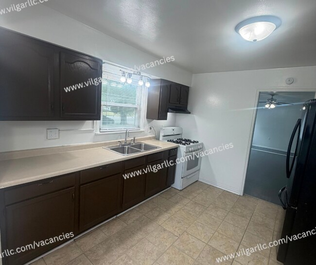 Building Photo - For Rent - 3 Bedroom, 1 Bathroom Home