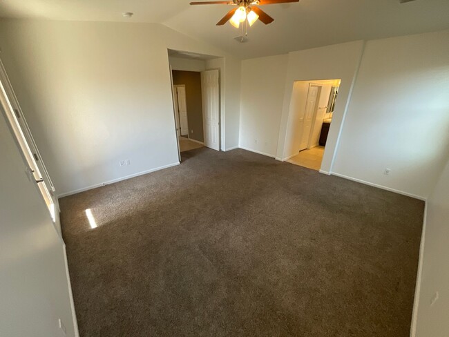 Building Photo - Vail School District hard to find 5 bedroo...