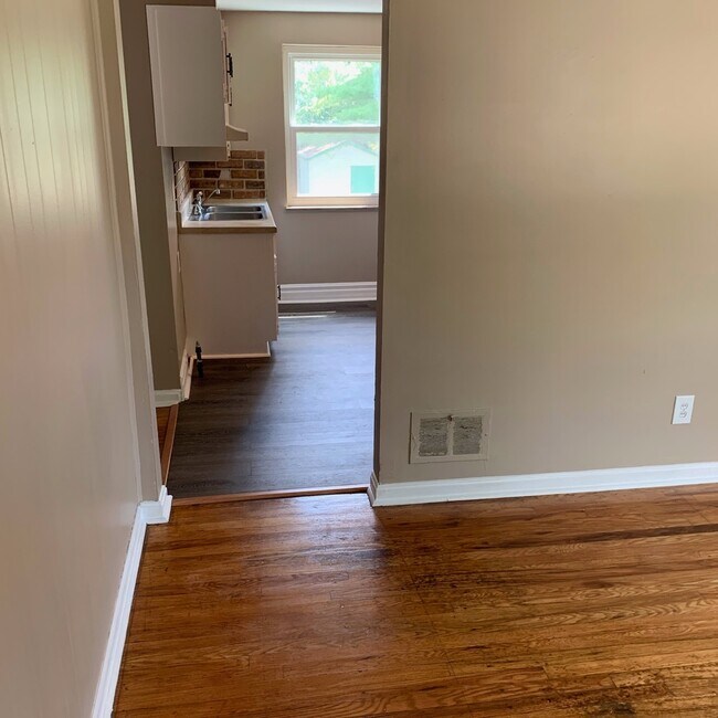 Building Photo - Three Bedroom Ranch on a large wooded lot