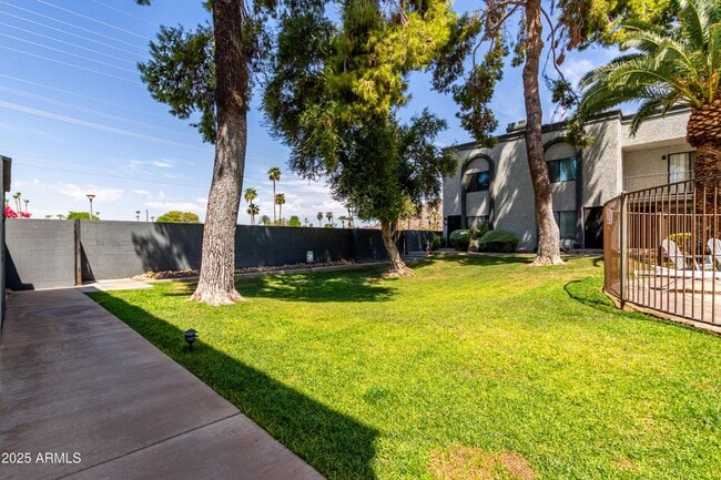 Building Photo - Old Town Scottsdale townhome- 2 bd 2 bath- W/D- Yard