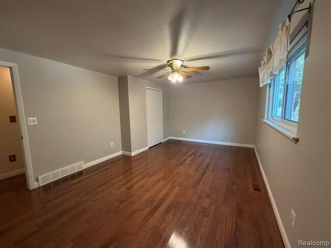 Building Photo - 3245 Parker Dr