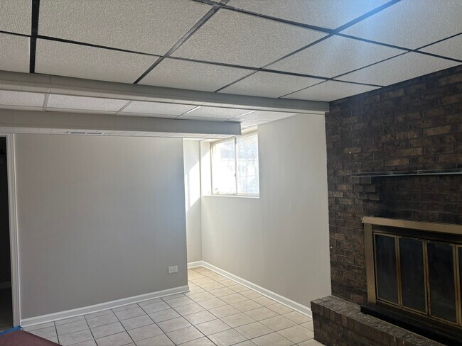 Building Photo - 201 E Rose St