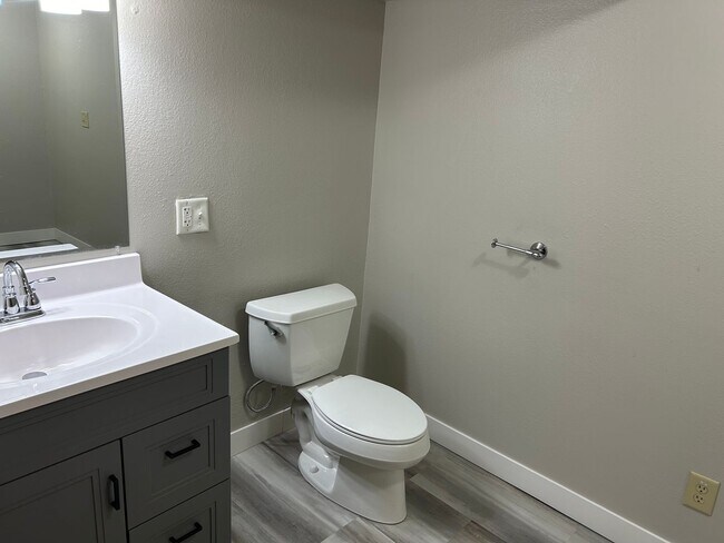 Building Photo - One Bed Close to Downtown and Avera