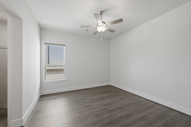 Building Photo - 2030 Highland Moss Rd