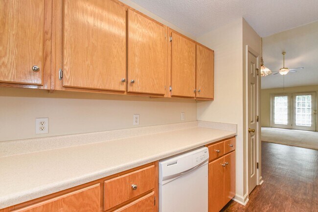 Building Photo - 3 Bedroom, 2 Bath Home with Fully Fenced Yard – Pet Friendly!