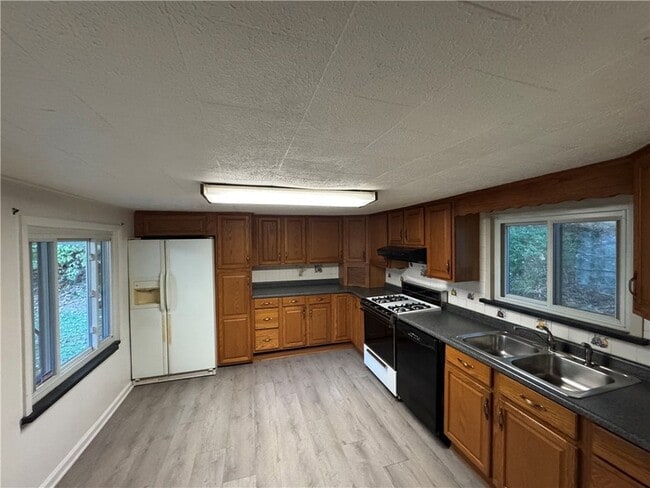 Building Photo - 576 Glenfield Rd