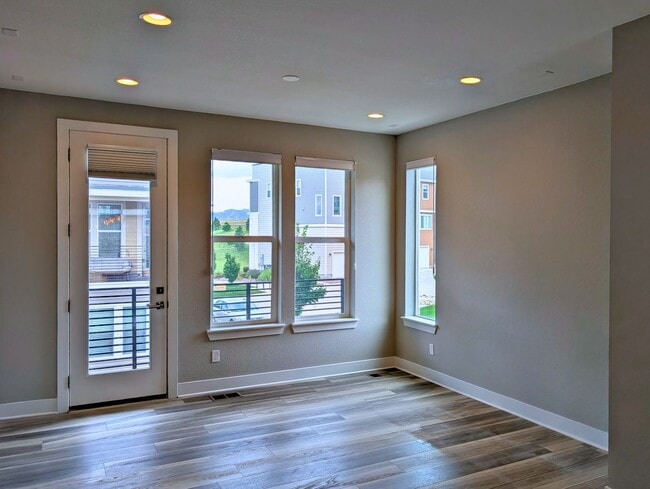 Building Photo - Beautiful 2 Bed + Office + 2.5 Bath home i...