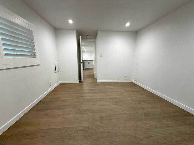 Building Photo - Charming 2 bed 2 bath home in Simi Valley!