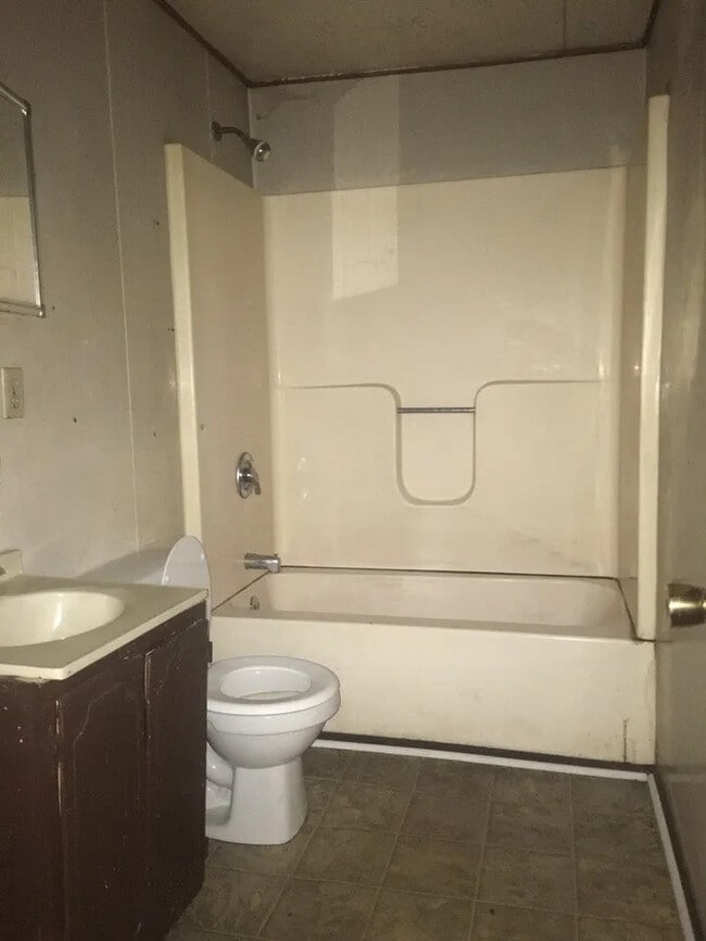 Building Photo - 2 Bedroom 1 Bathroom