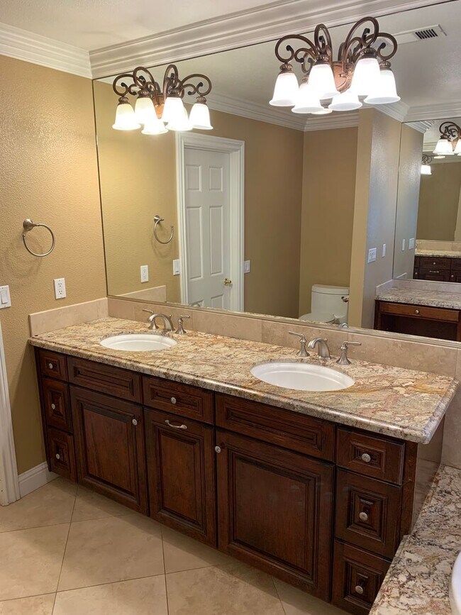 Building Photo - 4 Bedroom 3 Bath Home