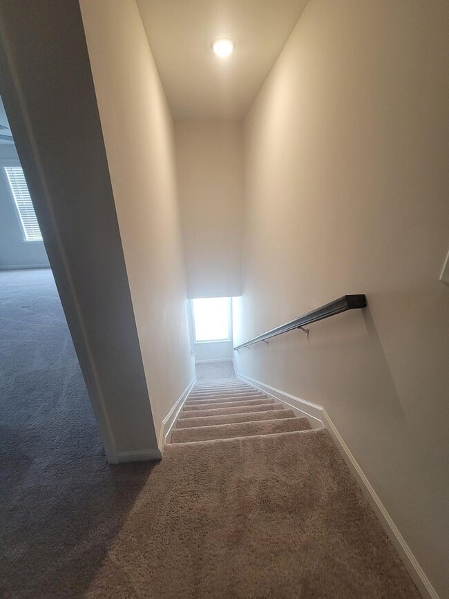 Building Photo - 3 Bed/ 2 full + 2 1/2 baths NEW Boiling Sp...