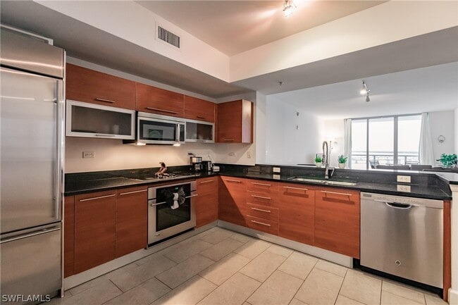 Building Photo - 3000 Oasis Grand Blvd