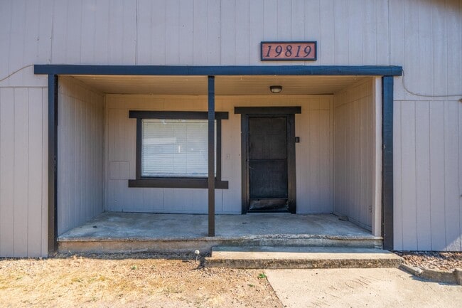 Building Photo - Adorable and clean country property locate...