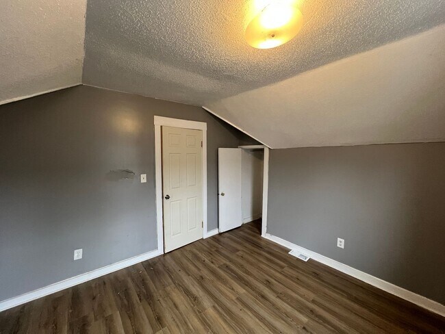 Building Photo - 10006 Lamontier Ave