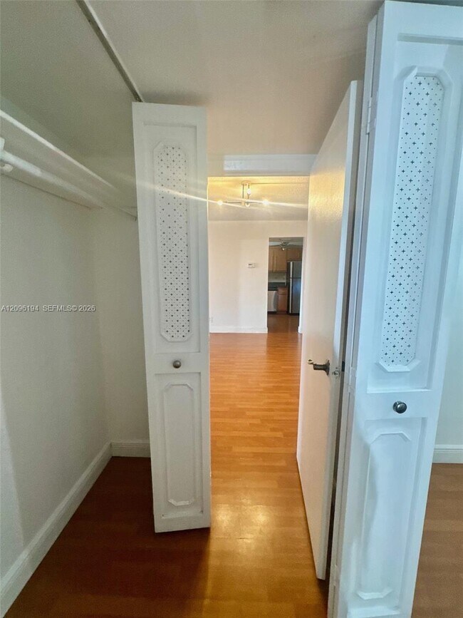Building Photo - 3475 N Country Club Dr