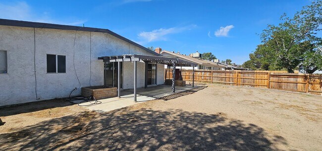 Building Photo - 812 Kinnett Ave