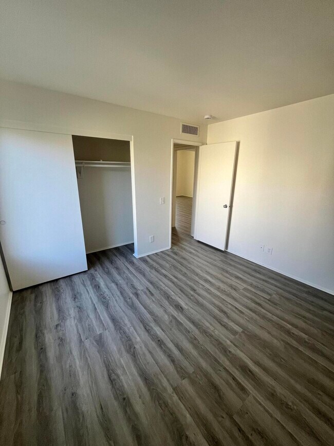 Building Photo - 1407 N Sunrise Way