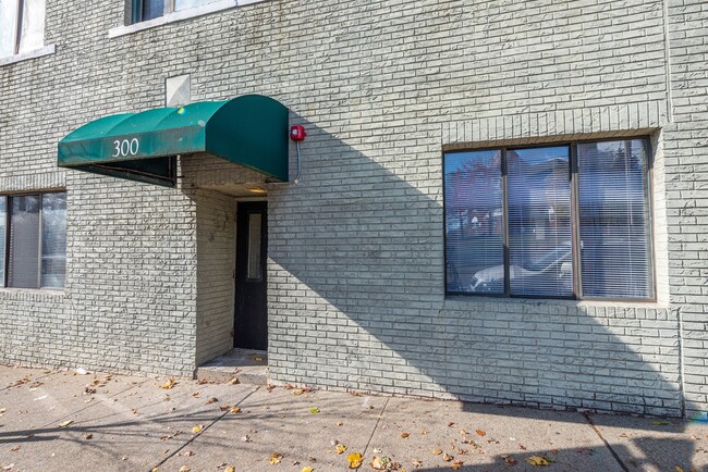 Building Photo - 300 Main St