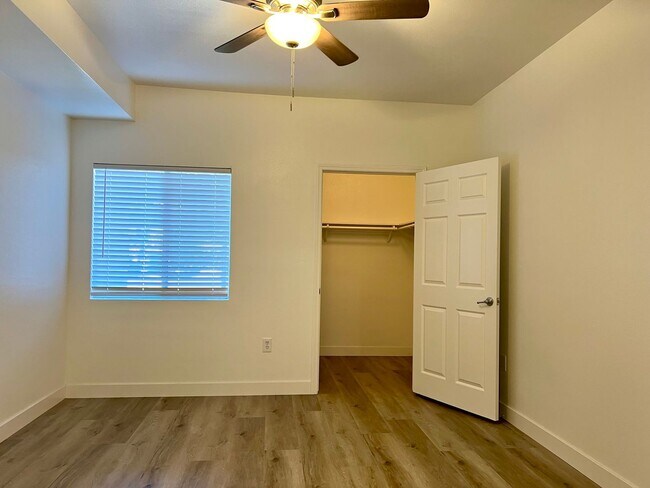 Building Photo - 2 Bedroom 2 Bathroom 1 Car Attached Garage in Roseville