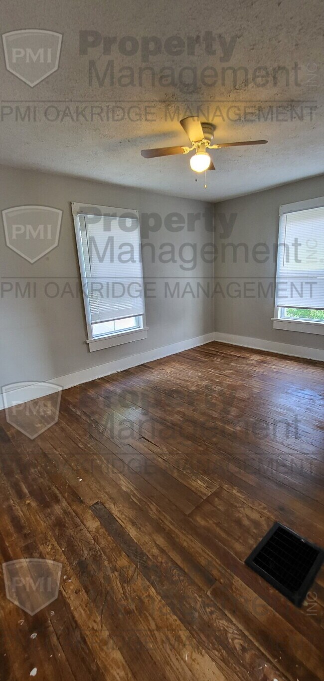 Building Photo - 3 Bedroom Home with 2 Car Garage