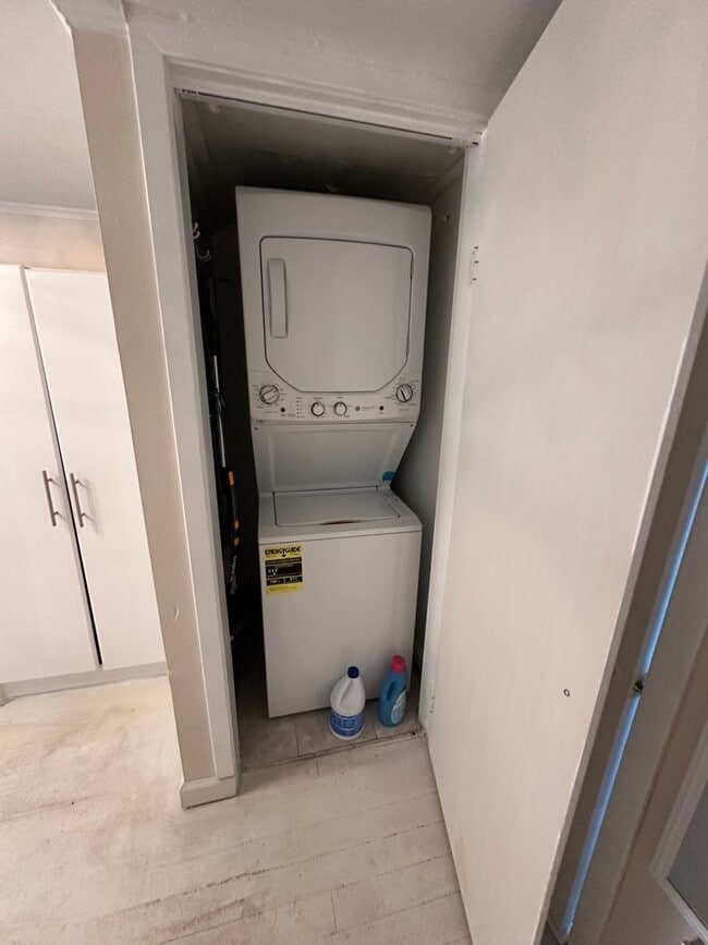 Building Photo - Furnished Studio Available in Pigeon Point