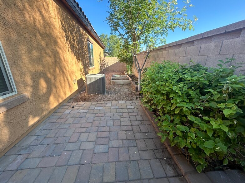 Building Photo - 10765 W Avenida del Rey