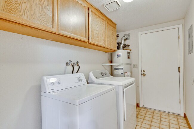 Building Photo - Large, Bright Sunnyvale Townhome near Border of Mountain View