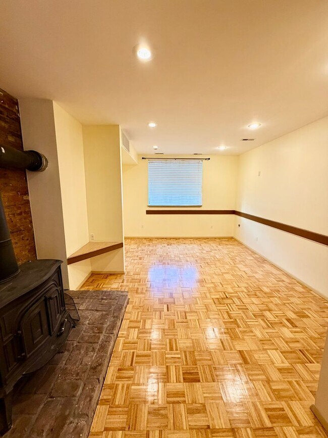 Building Photo - 3 bed 2.5 bath in Port Richmond with Garag...