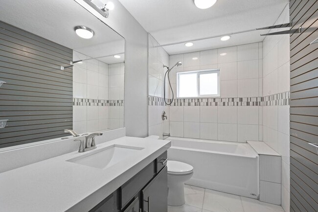 Building Photo - Beautiful Home in Amazing Salt Lake Location!