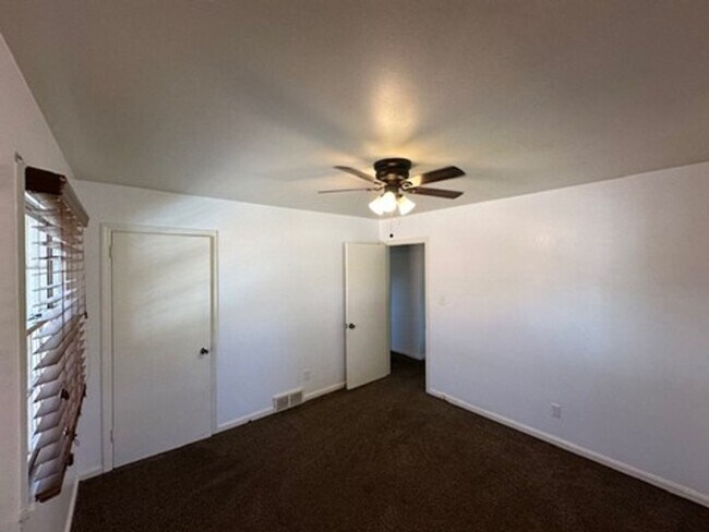 Building Photo - Attractive 3 BR House in Beaumont! Finishe...