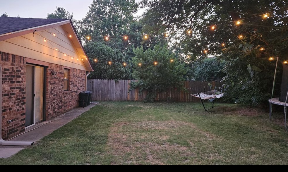 Building Photo - 1615 Camelot Dr