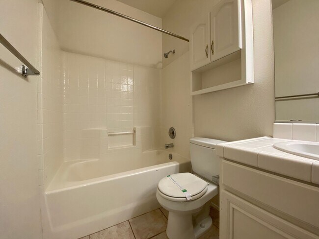 Building Photo - Spacious 3 Bedroom, 2 Bath located in Treasures of Caste Creek Community!