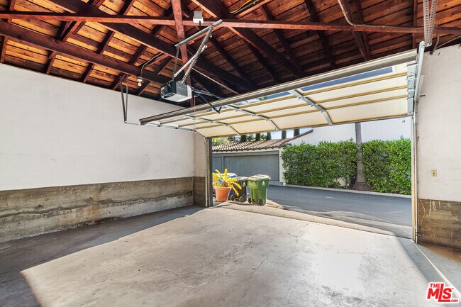 Building Photo - 5160 Los Feliz Blvd