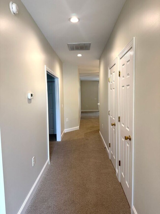 Building Photo - Marsh Oaks Marymount patio home with a one car garage Porter’s neck location